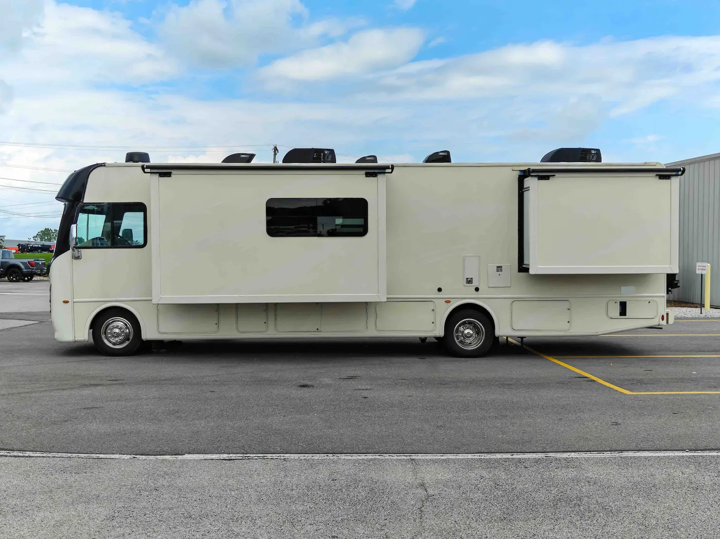 2020 One Exam Room Mobile Clinic w/ Reception Area and Wheelchair Lift